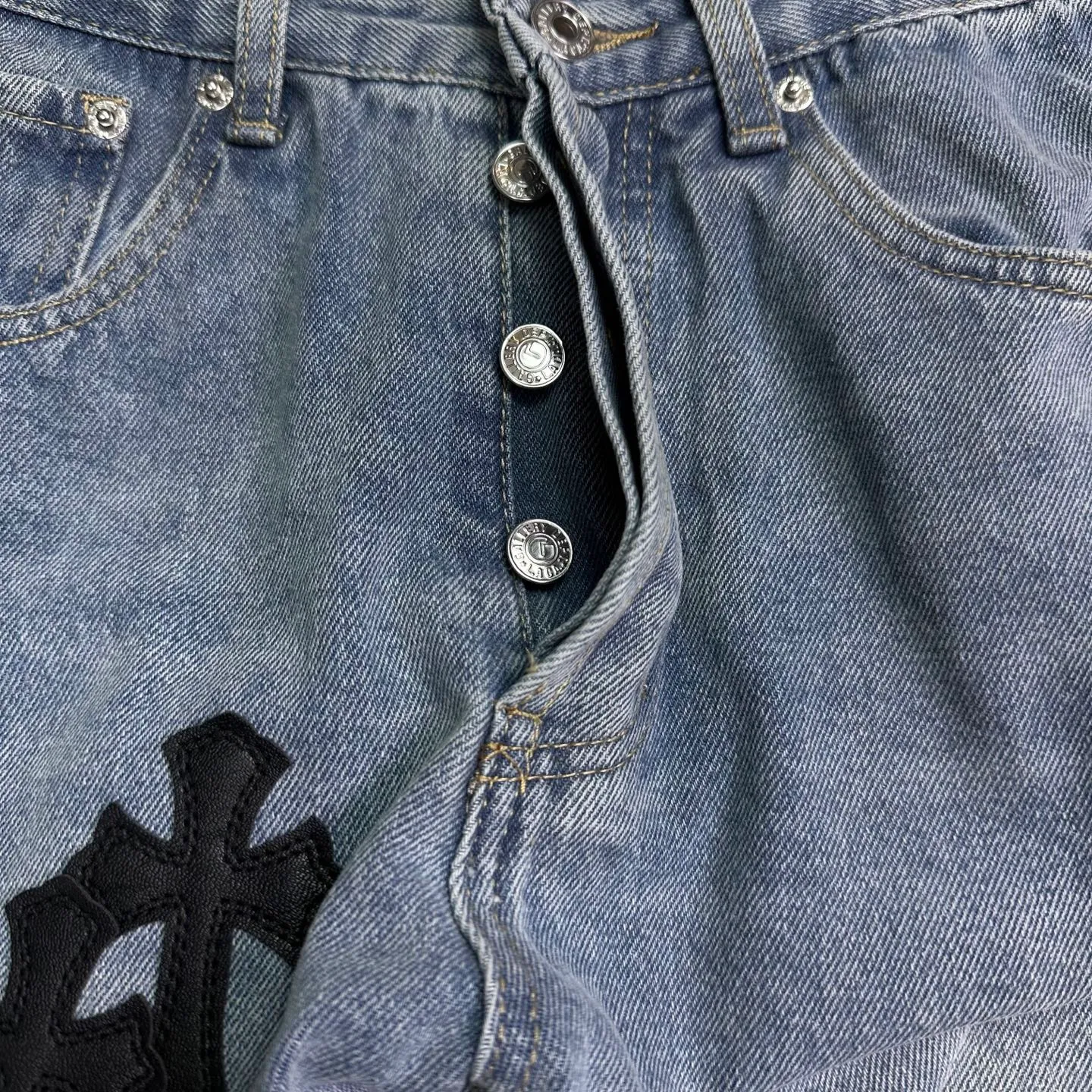 P290 GALLERY DEPT. Co-branded 2025 new multi-stitched cross patch leather couple style loose washed flared jeans 🔥High version🔥High version🔥 Top ceiling quality Styles with different washed textures are very friendly to people with thin legs and thick legs. The straight version is very flattering to the leg shape. Moderate length that never goes out of style, easy to match with casually, basic styling for various styles, a must-have in the wardrobe! The fabric is stiff but also makes the upper body soft without losing texture. The washing process is even more perfect. It is a must-have item for everyone! ! ! Washed wheat, hang tag, pants label, complete with three labels Color: light blue Size: 28, 30, 32, 34, 36 (five sizes)